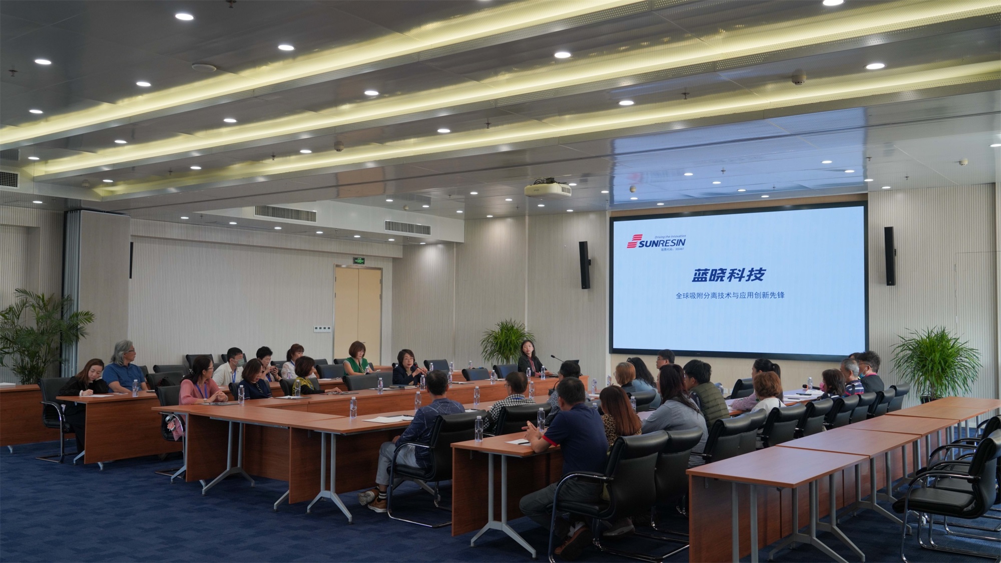 莘莘蓝海意，晓映两岸情