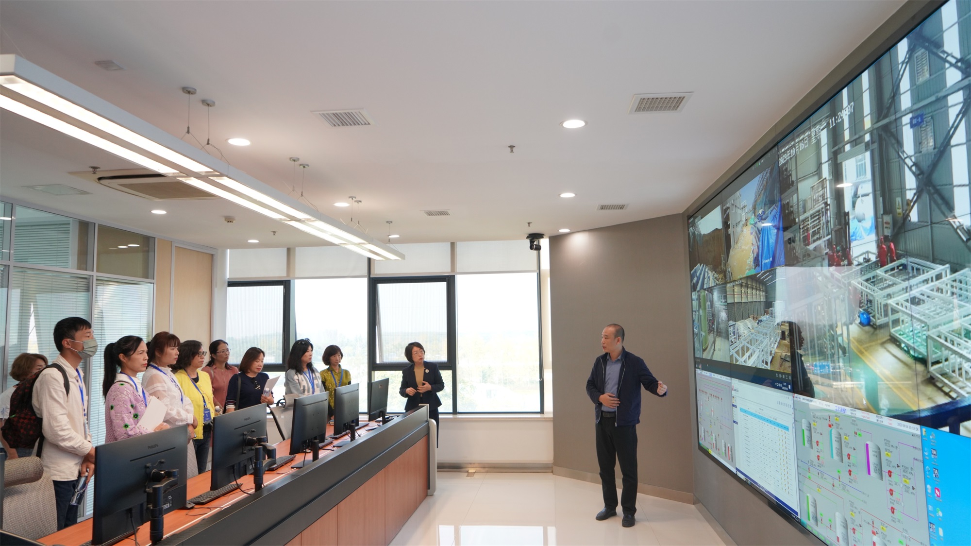 莘莘蓝海意，晓映两岸情